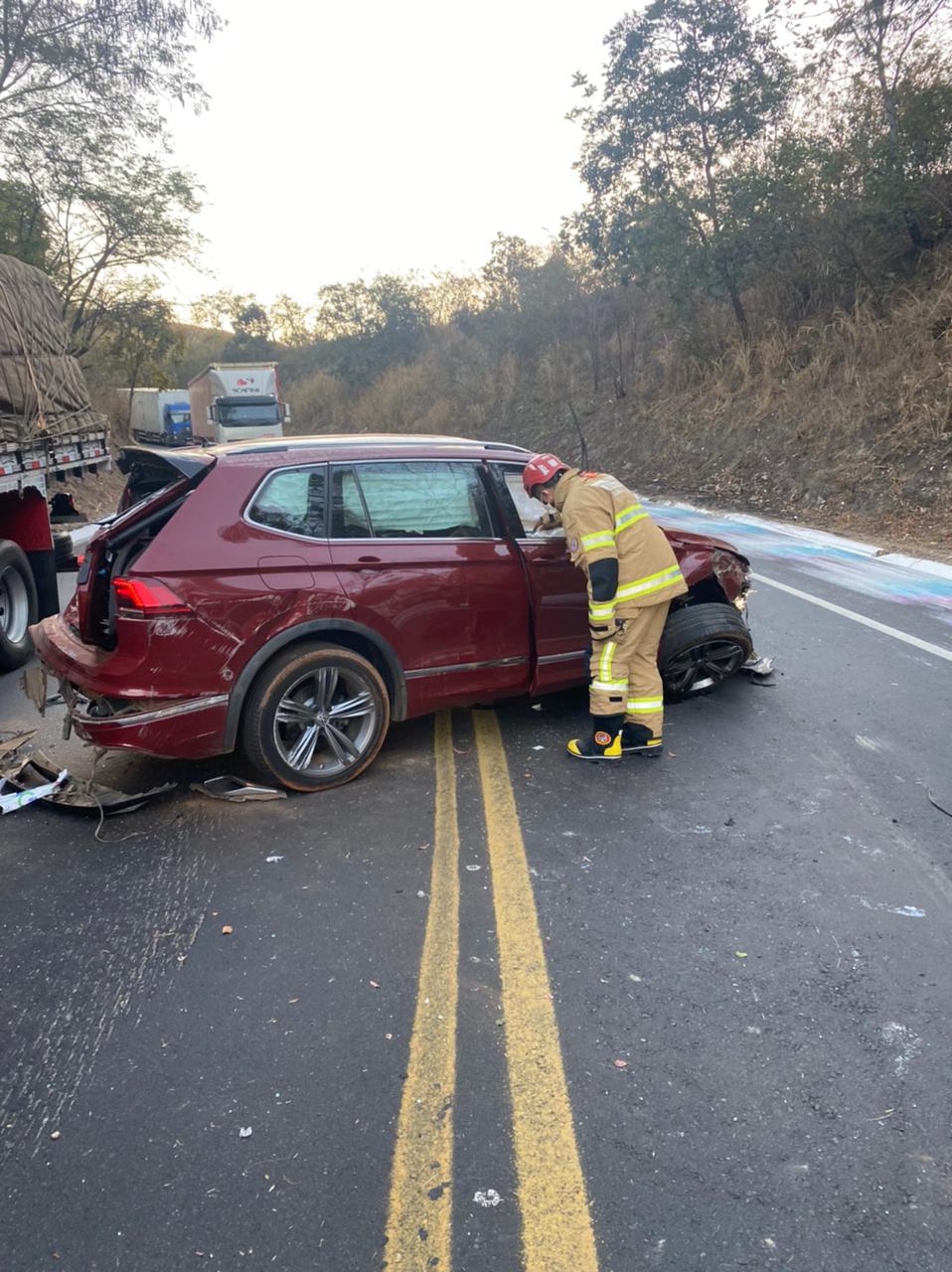 Dois homens ficam feridos em acidente entre carro e carreta na BR-251